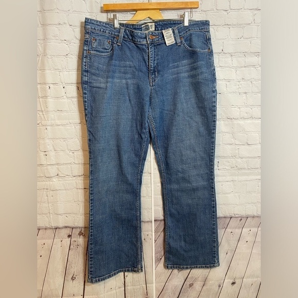 Levis’ Strauss Signature Misses Plus Size 18 Medium Low Rise Boot Cut Jeans - Picture 1 of 2